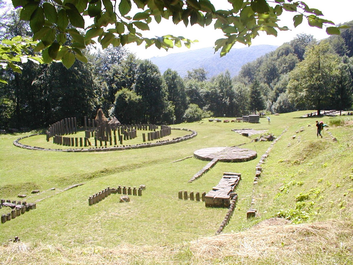 Stone column bases of the Dacian sanctuaries at Sarmizegetusa Regia