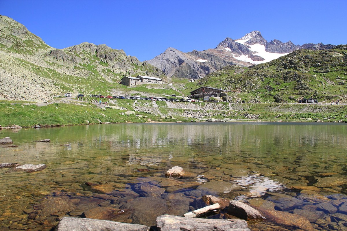 The Susten pass road and its glacier headwall